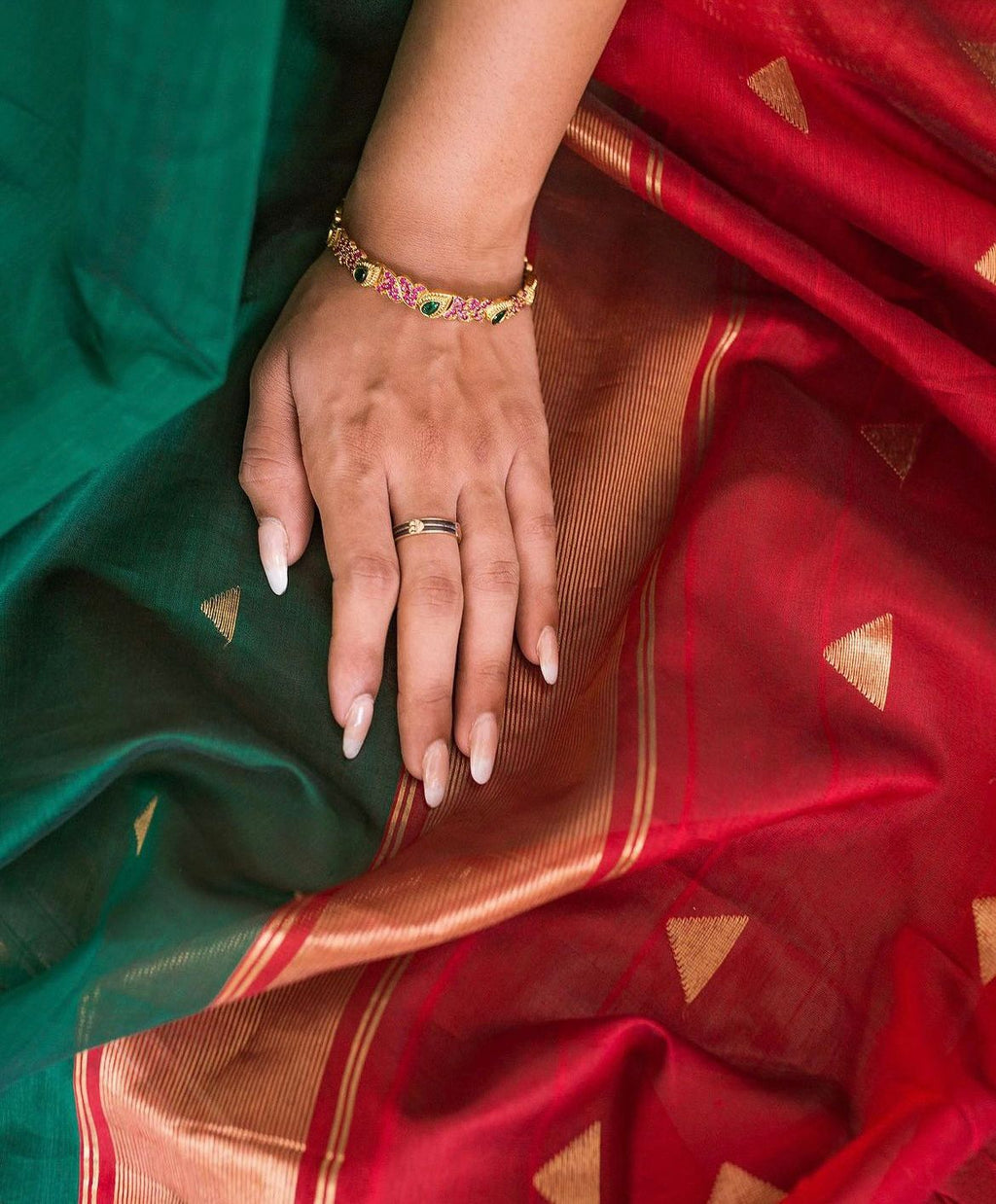 TRADITIONAL KANJIVARAM SILK SAREE AND DOUBLE ZARI WOVEN BORDERS WITH RICH PALLU